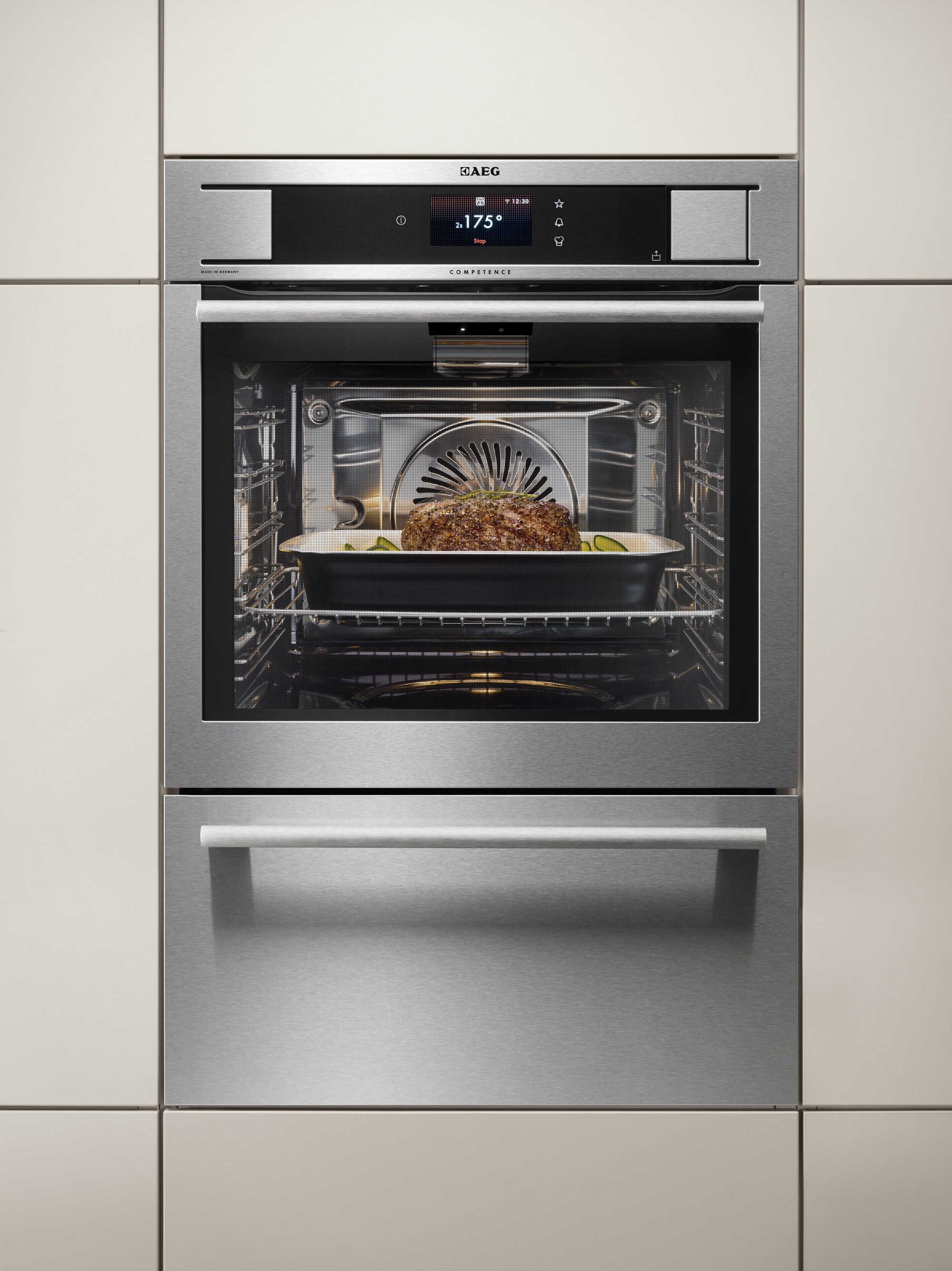 aanvulling Probleem Paleis AEG launches the world´s first connected steam oven with integrated camera  – Electrolux Group