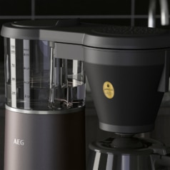 Mit ihrem breiten Brühkopf und dem speziellen Mischdeckel sorgt die AEG Gourmet 7 Filterkaffeemaschine für einen optimalen Kaffeegenuss.