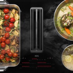 Mehr Flexibilität und höchsten Kochkomfort ermöglicht AEG mit dem neuen FlexiBridge XT® Kochfeld mit integriertem Dunstabzug.