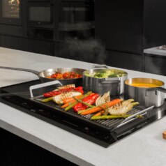 Mit TotalFlex präsentiert AEG erstmals ein Kochfeld, das automatisch die Größe der verwendeten Töpfe und Pfannen erkennt und mit Vollflächeninduktion für maximale Flexibilität und eine intuitive Bedienung sorgt.