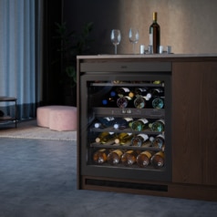 Mit dem 8000 Perfect Shelving Cellar hat die Premiummarke ein rundum durchdachtes und stylisches Regalsystem entworfen, das eine geregelte Luftfeuchtigkeit und UV-geschützte Lagerung sicherstellt und damit die Qualität der Weine länger erhält.